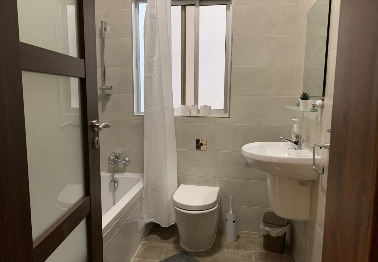 Apartamento en Sliema - Large 3bedroom apartment near rocky beach MCRE1-1