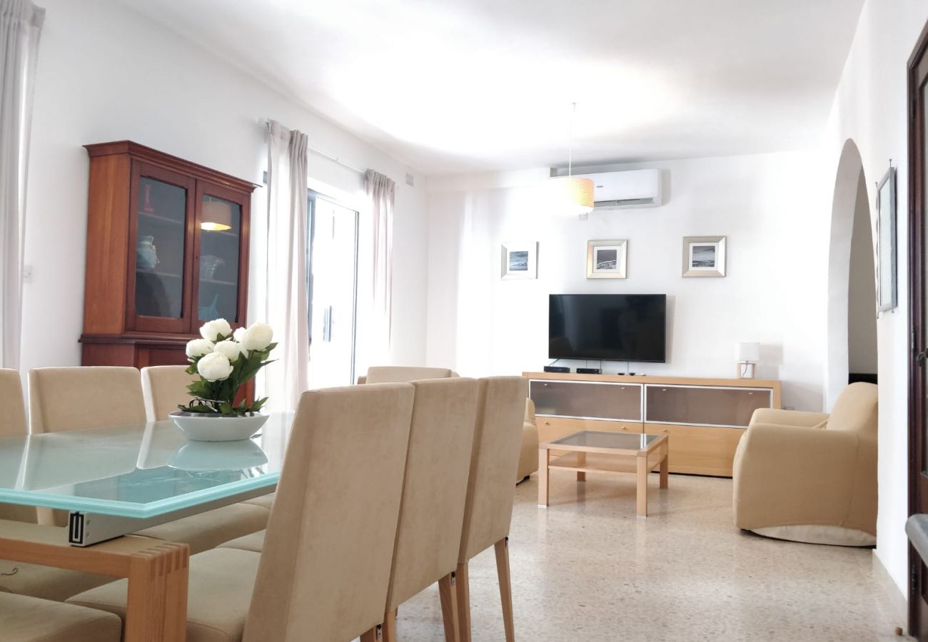 Apartamento en Sliema - Large 3bedroom apartment near rocky beach MCRE1-1