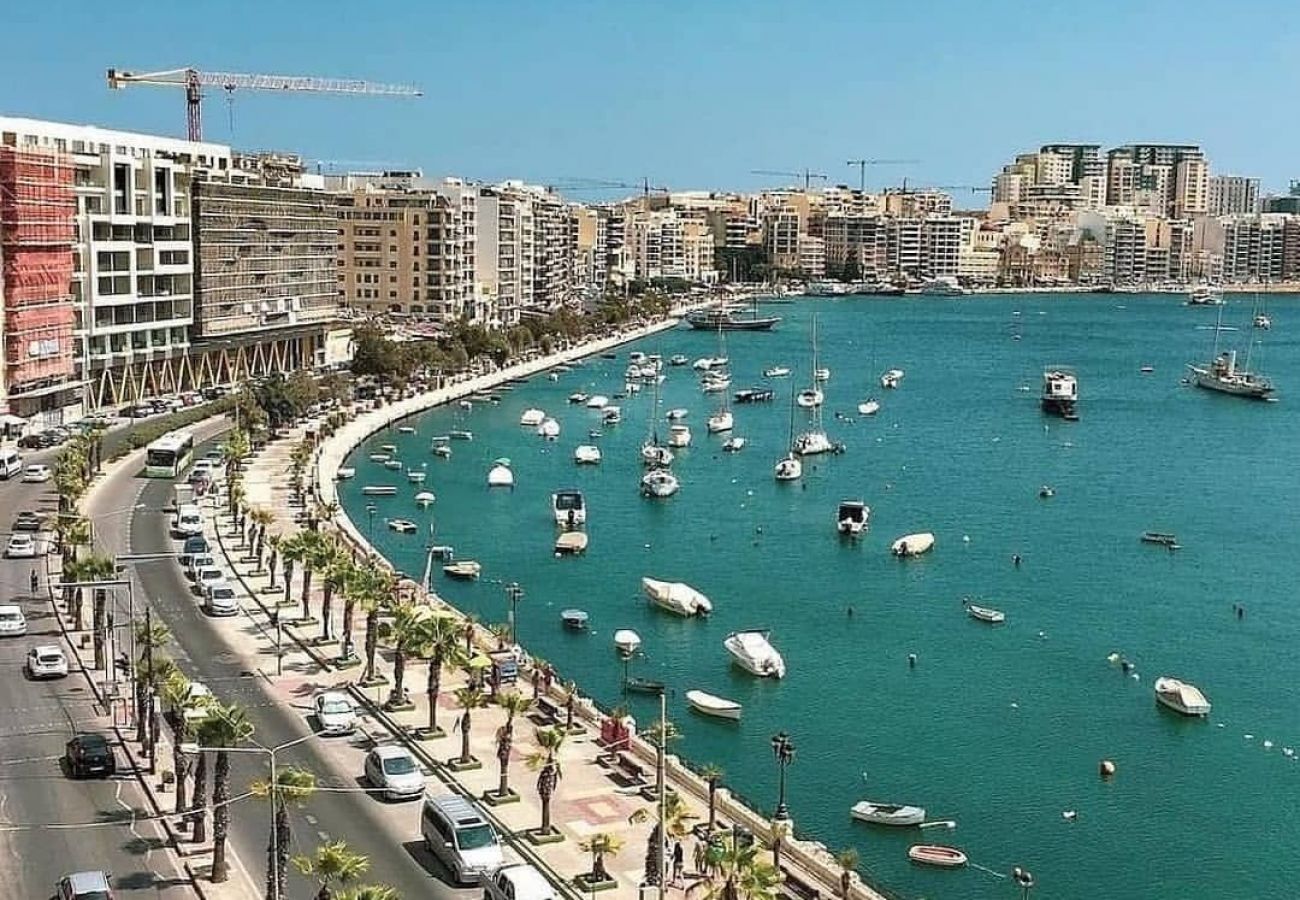Apartamento en Sliema - Large 3bedroom apartment near rocky beach MCRE1-1