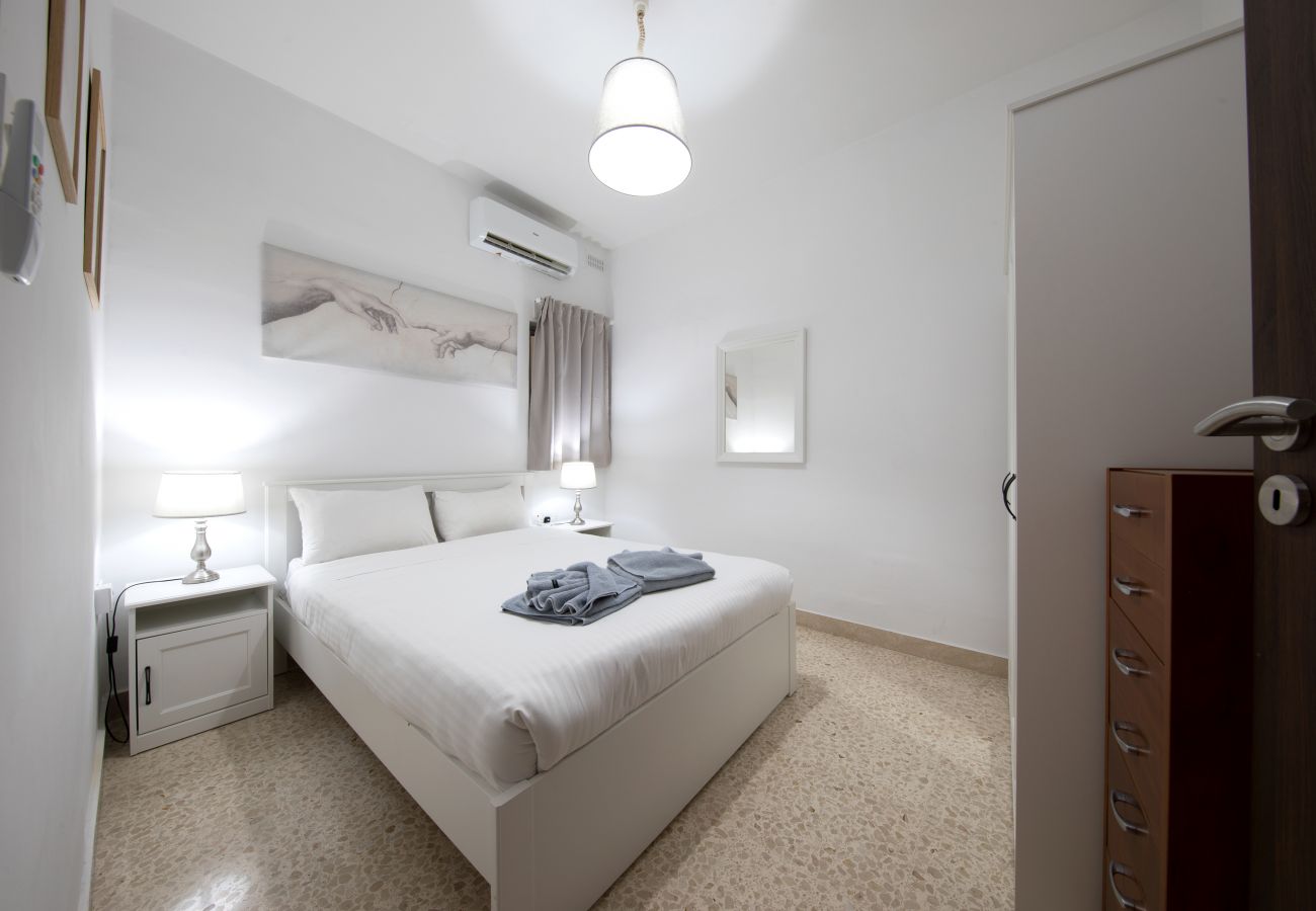 Apartamento en Sliema - Large 3bedroom apartment near rocky beach MCRE1-1