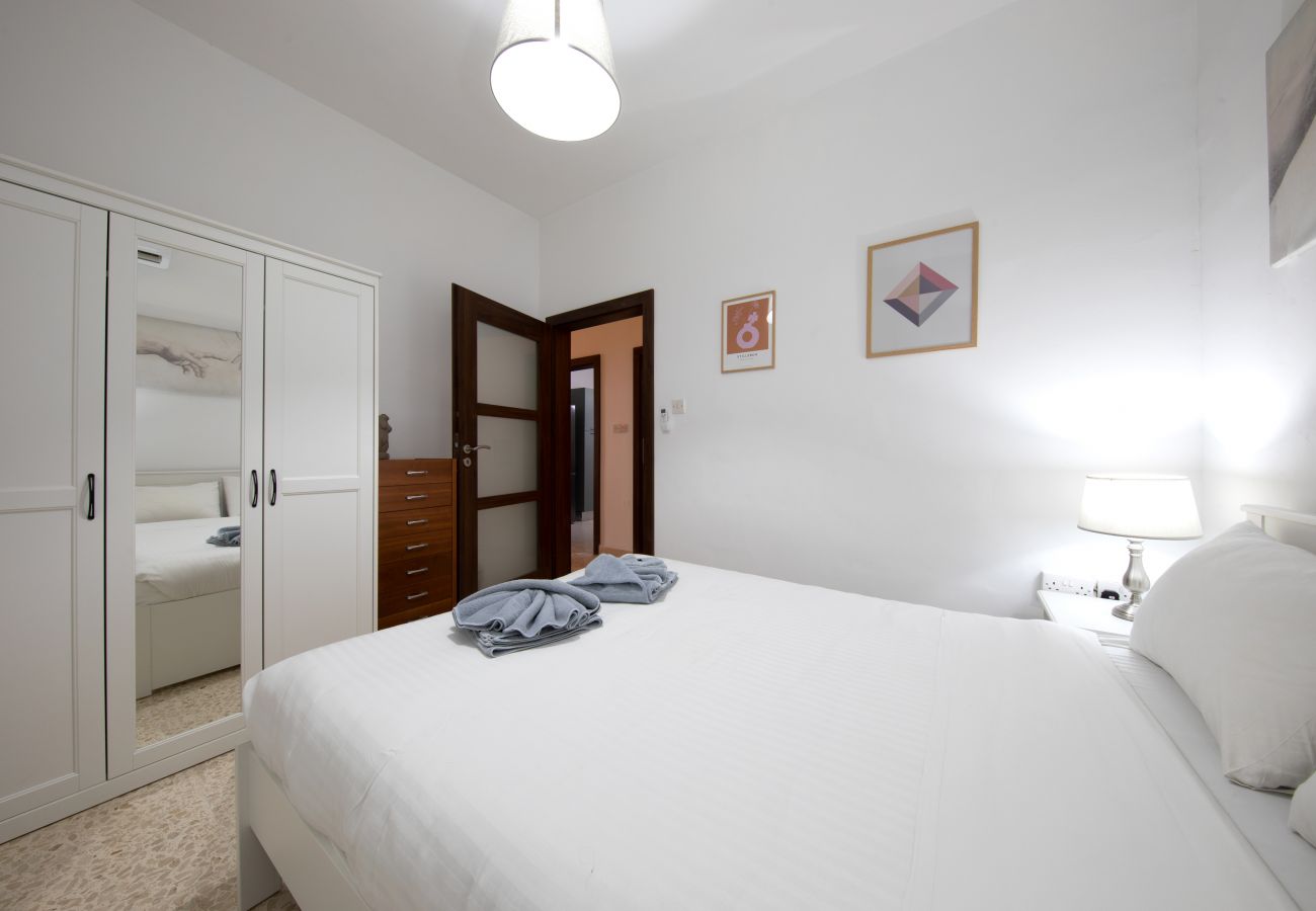 Apartamento en Sliema - Large 3bedroom apartment near rocky beach MCRE1-1
