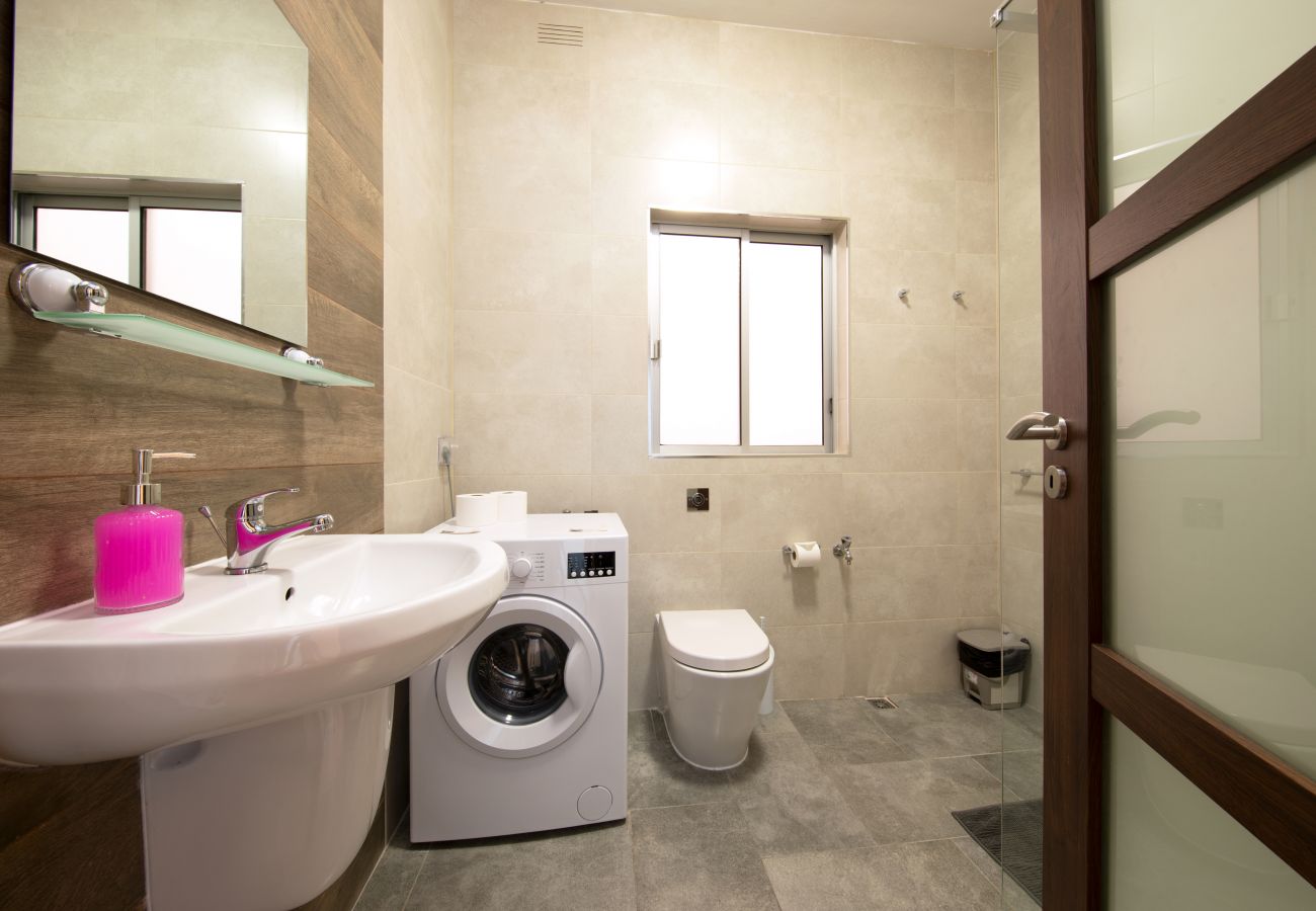Apartamento en Sliema - Large 3bedroom apartment near rocky beach MCRE1-1