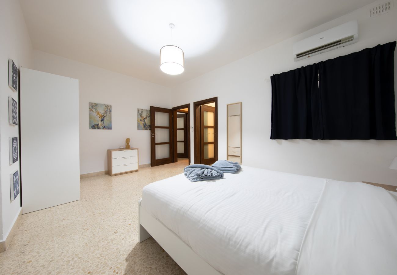 Apartamento en Sliema - Large 3bedroom apartment near rocky beach MCRE1-1