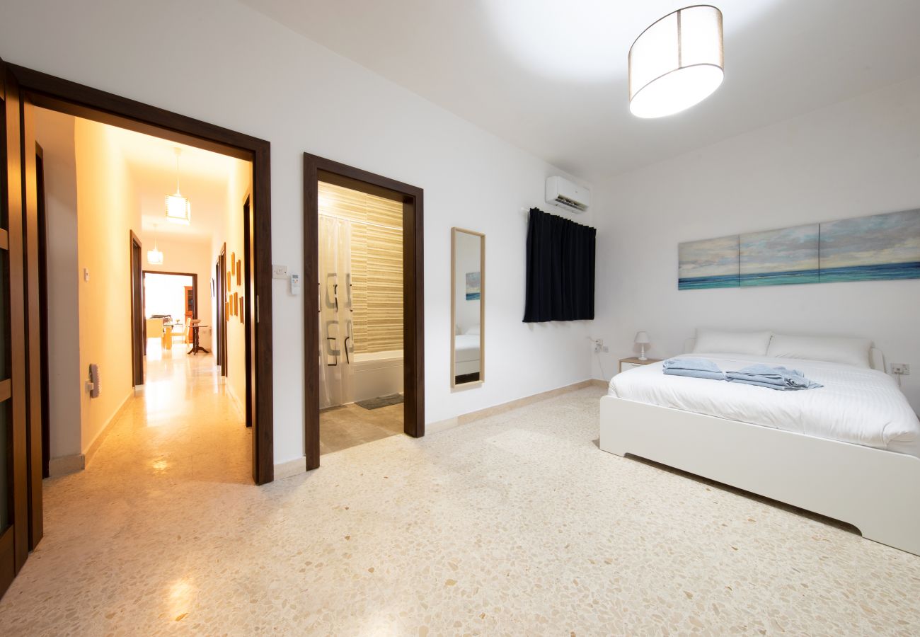 Apartamento en Sliema - Large 3bedroom apartment near rocky beach MCRE1-1