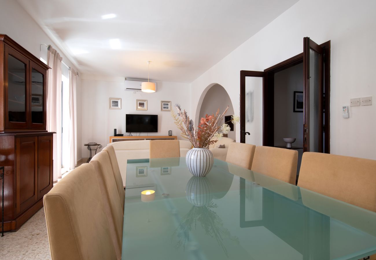 Apartamento en Sliema - Large 3bedroom apartment near rocky beach MCRE1-1