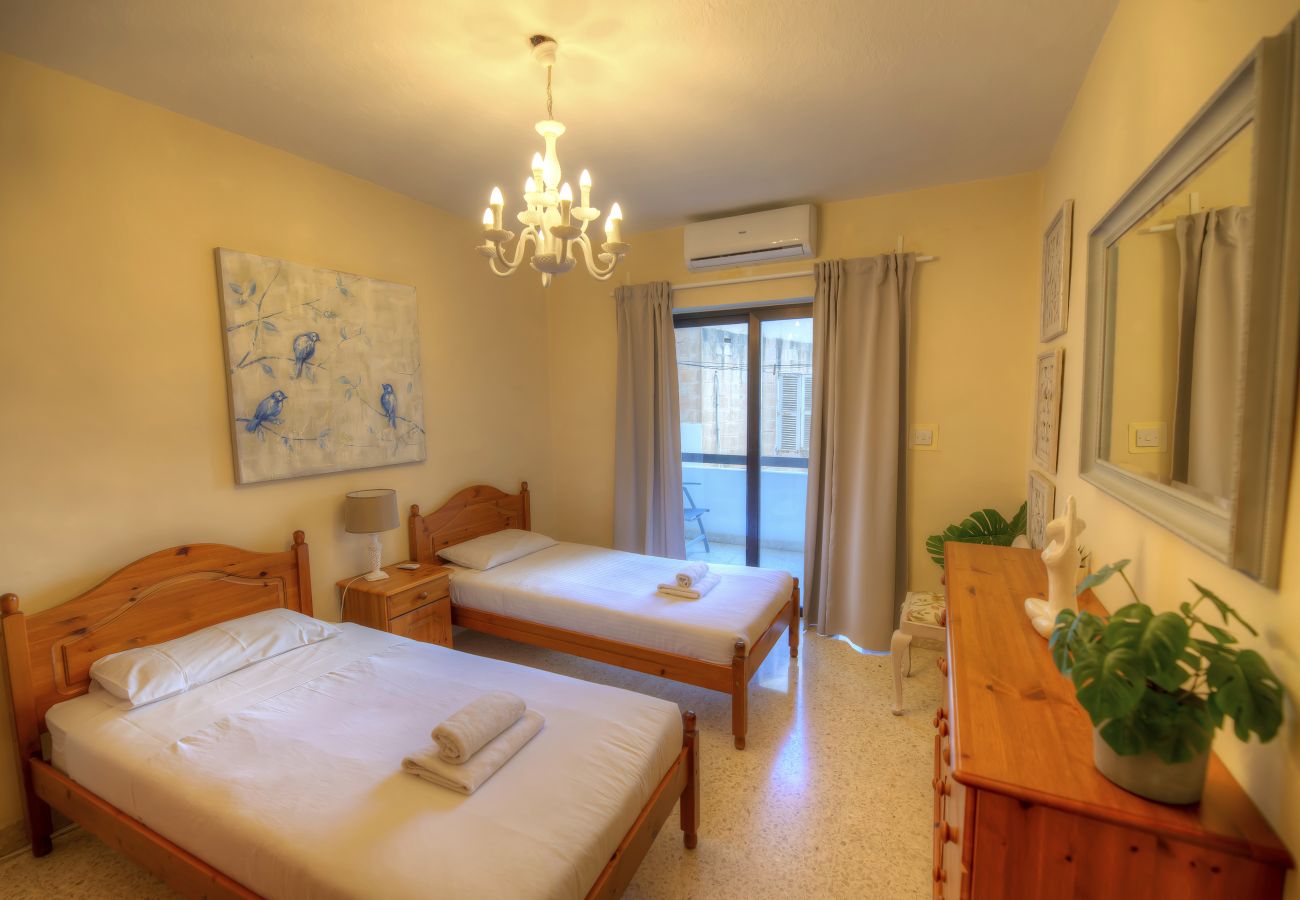 Apartamento en Sliema - Large 3bdm flat in the city, near the sea GOSLM-2