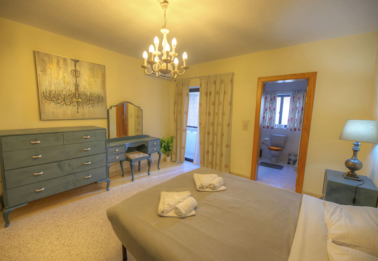 Apartamento en Sliema - Large 3bdm flat in the city, near the sea GOSLM-2