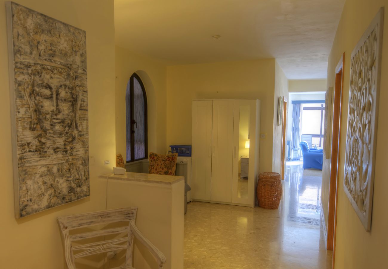 Apartamento en Sliema - Large 3bdm flat in the city, near the sea GOSLM-2