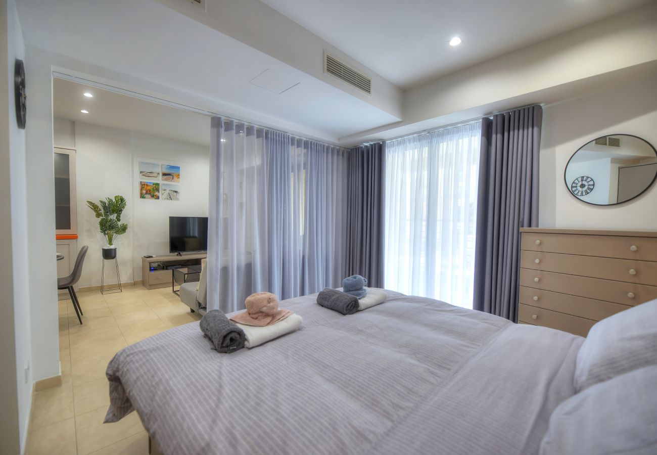 Apartamento en St Julian's - Chic flat with terrace in uptown Portomaso DDIF1-4