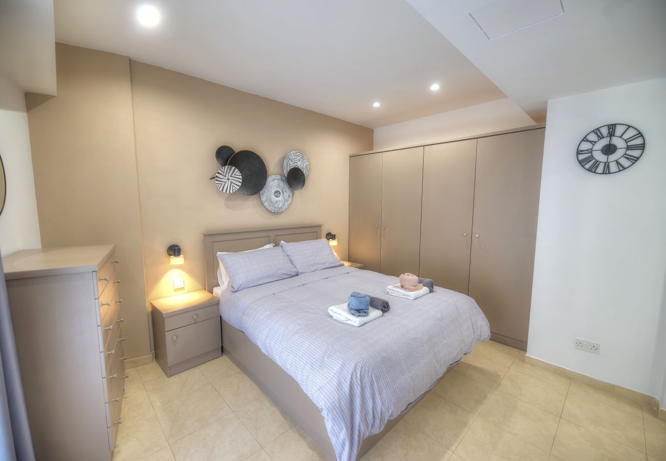Apartamento en St Julian's - Chic flat with terrace in uptown Portomaso DDIF1-4