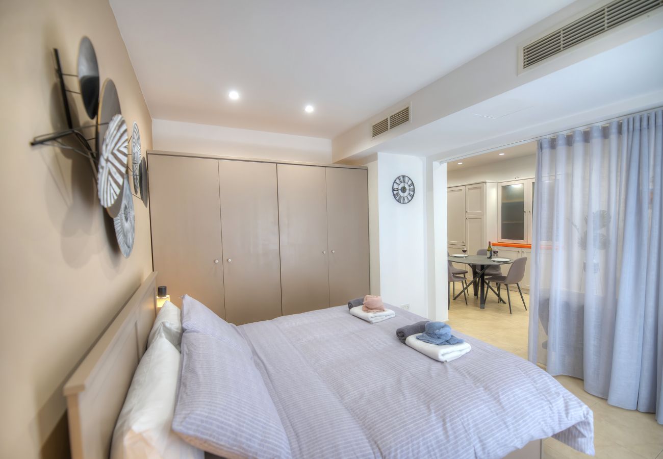 Apartamento en St Julian's - Chic flat with terrace in uptown Portomaso DDIF1-4