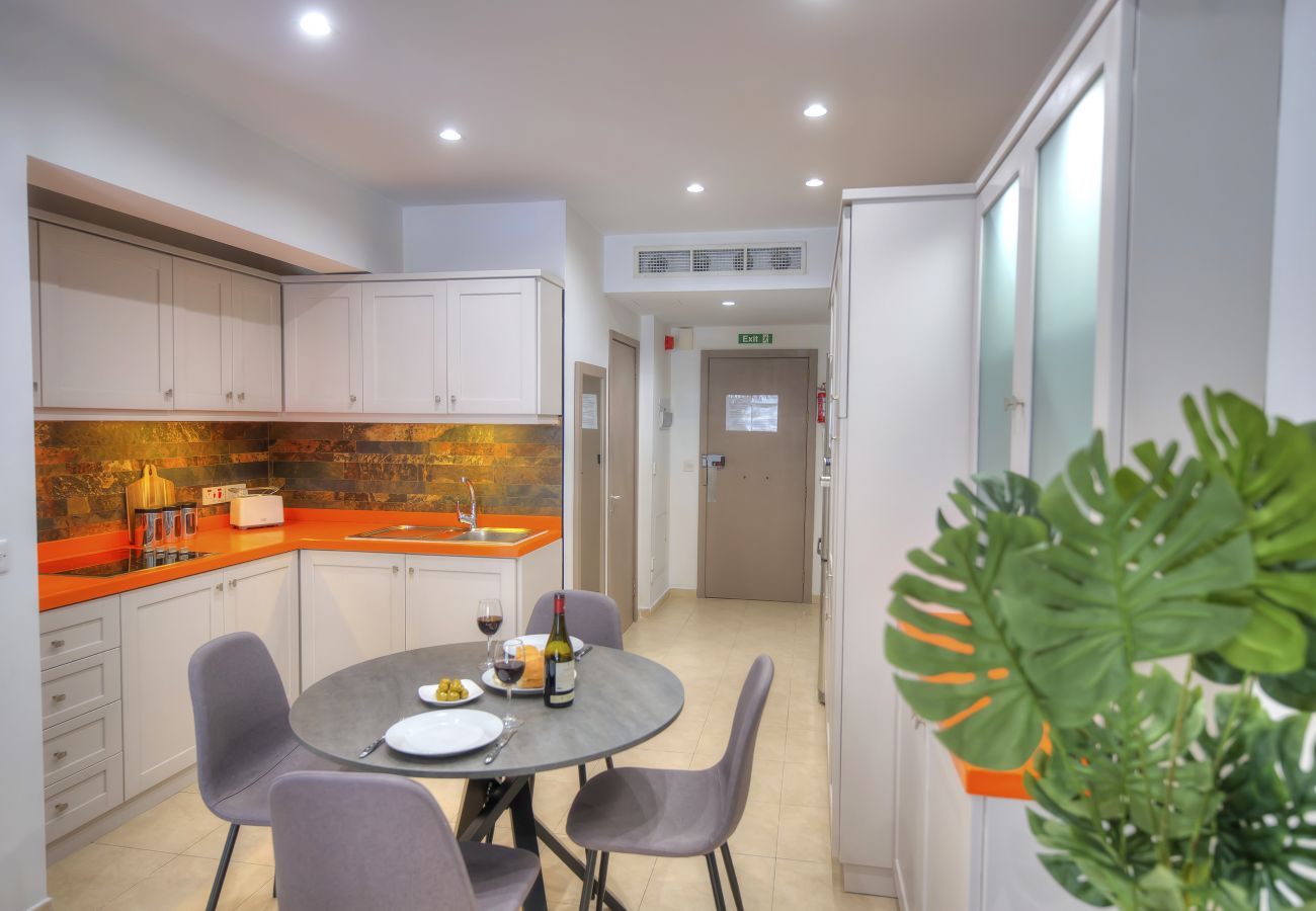 Apartamento en St Julian's - Chic flat with terrace in uptown Portomaso DDIF1-4