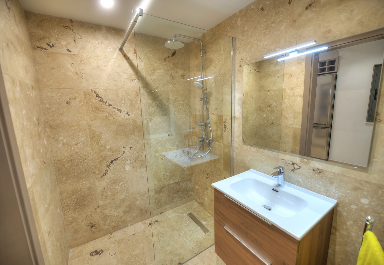 Apartamento en St Julian's - Chic flat with terrace in uptown Portomaso DDIF1-4