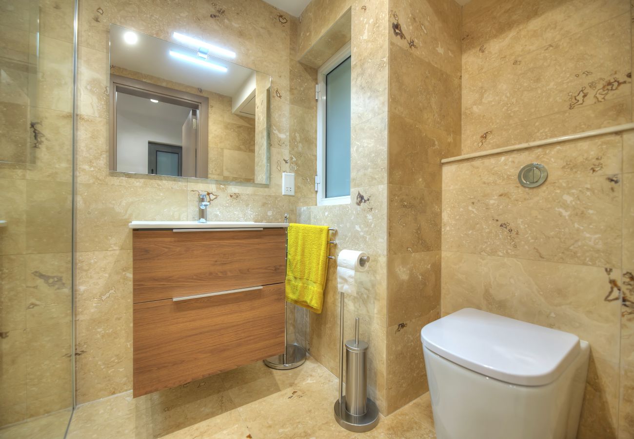 Apartamento en St Julian's - Chic flat with terrace in uptown Portomaso DDIF1-4
