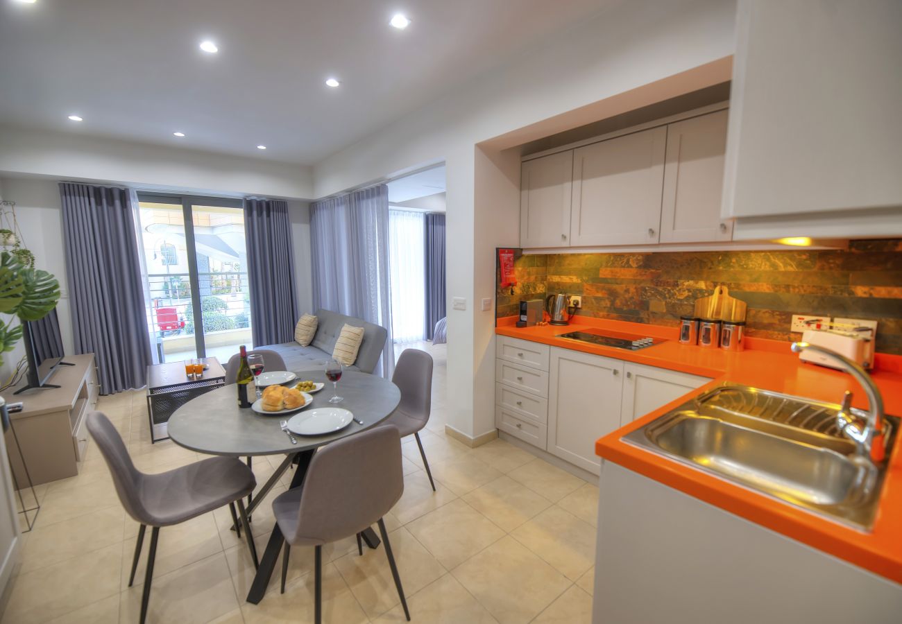 Apartamento en St Julian's - Chic flat with terrace in uptown Portomaso DDIF1-4