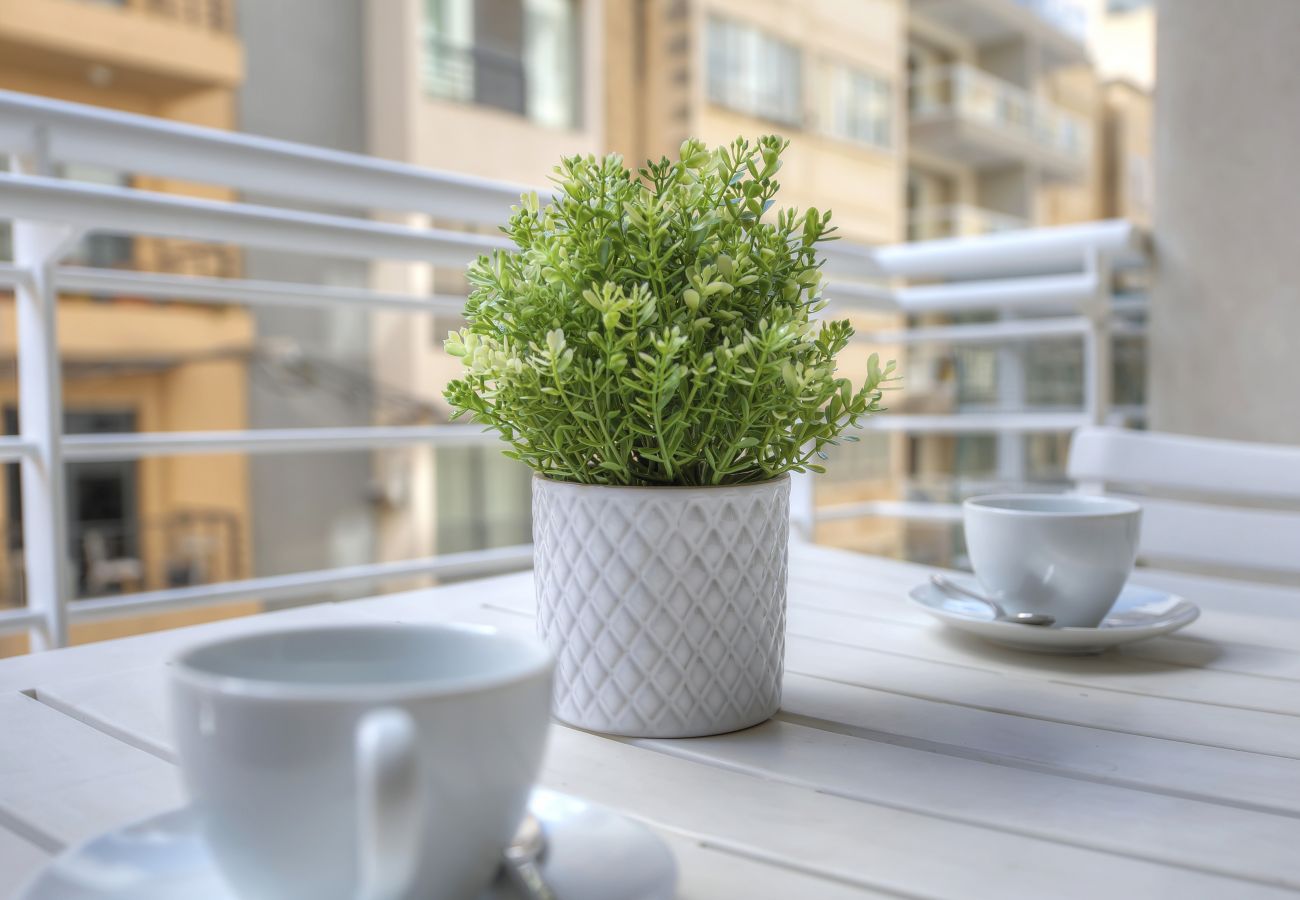 Apartamento en Sliema - Bright & Large 2bedrooms in Sliema center MPOR1-1