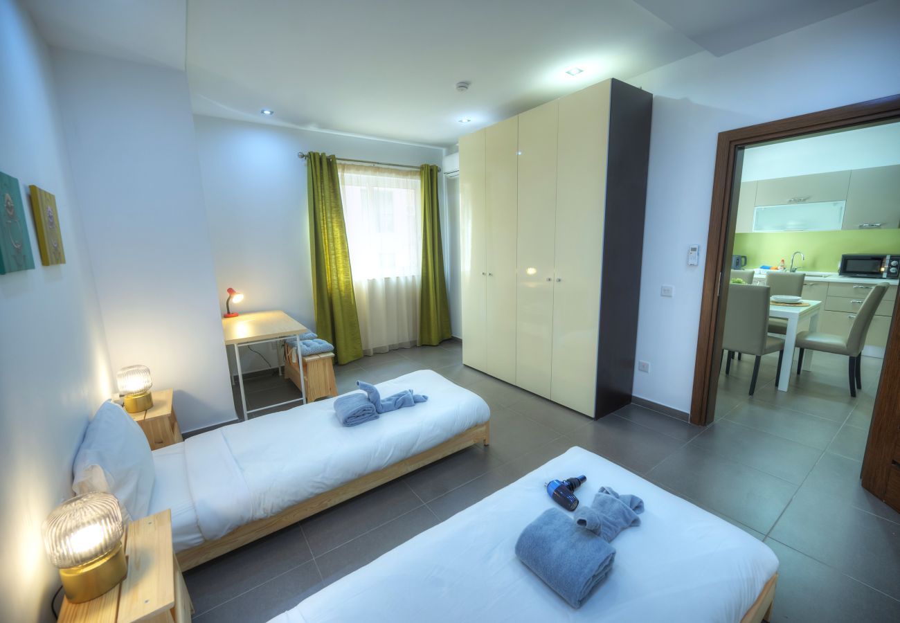 Apartamento en Sliema - Bright & Large 2bedrooms in Sliema center MPOR1-1