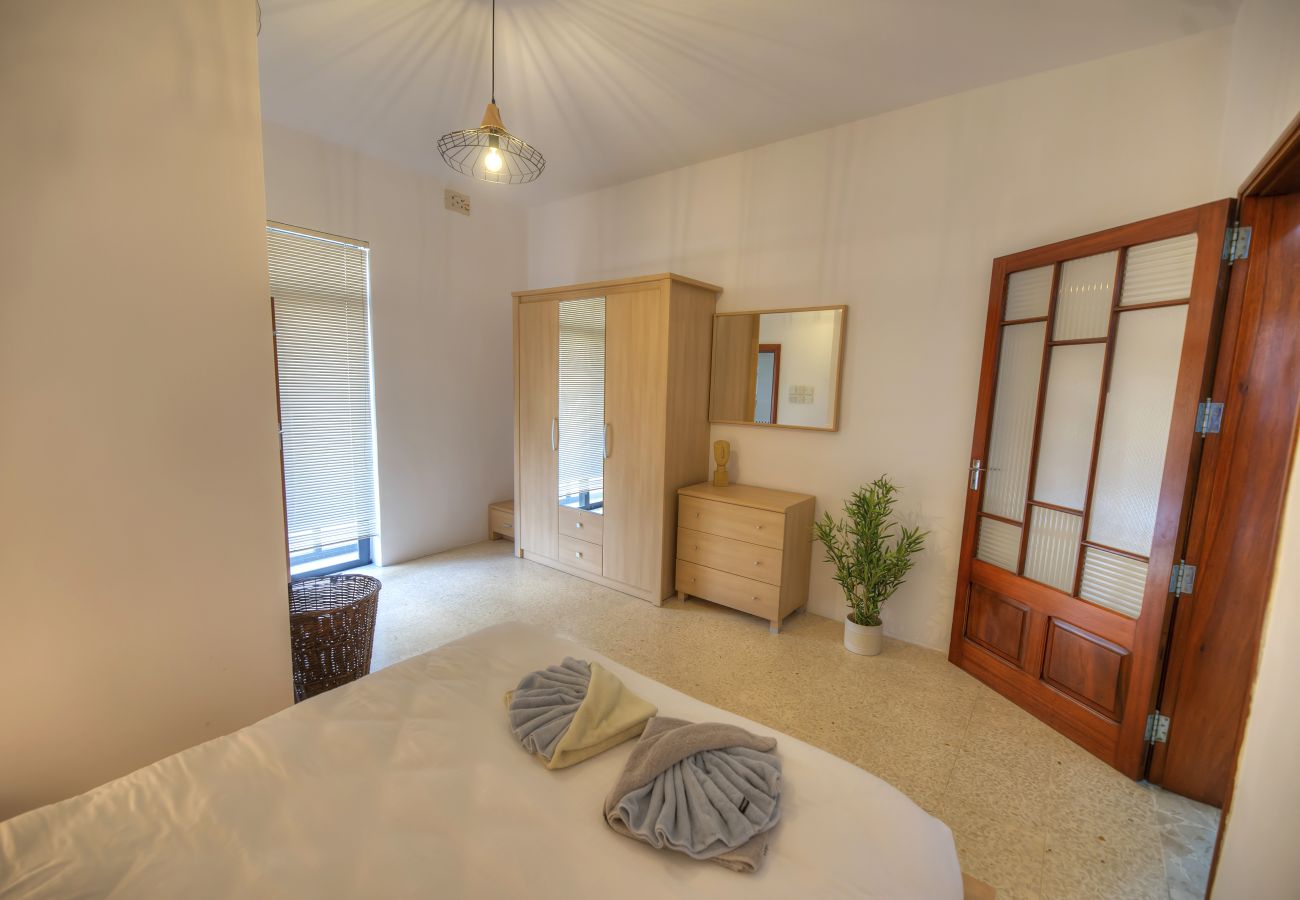 Apartamento en Sliema - Enormous 3bedroom seafront with balcony PDEH1-1