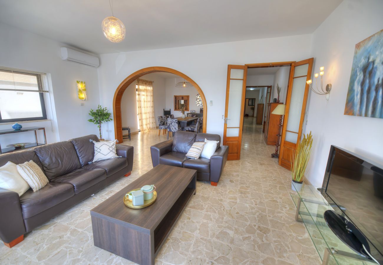 Apartamento en Sliema - Enormous 3bedroom seafront with balcony PDEH1-1