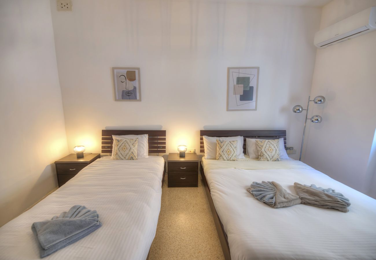 Apartamento en Sliema - Enormous 3bedroom seafront with balcony PDEH1-1