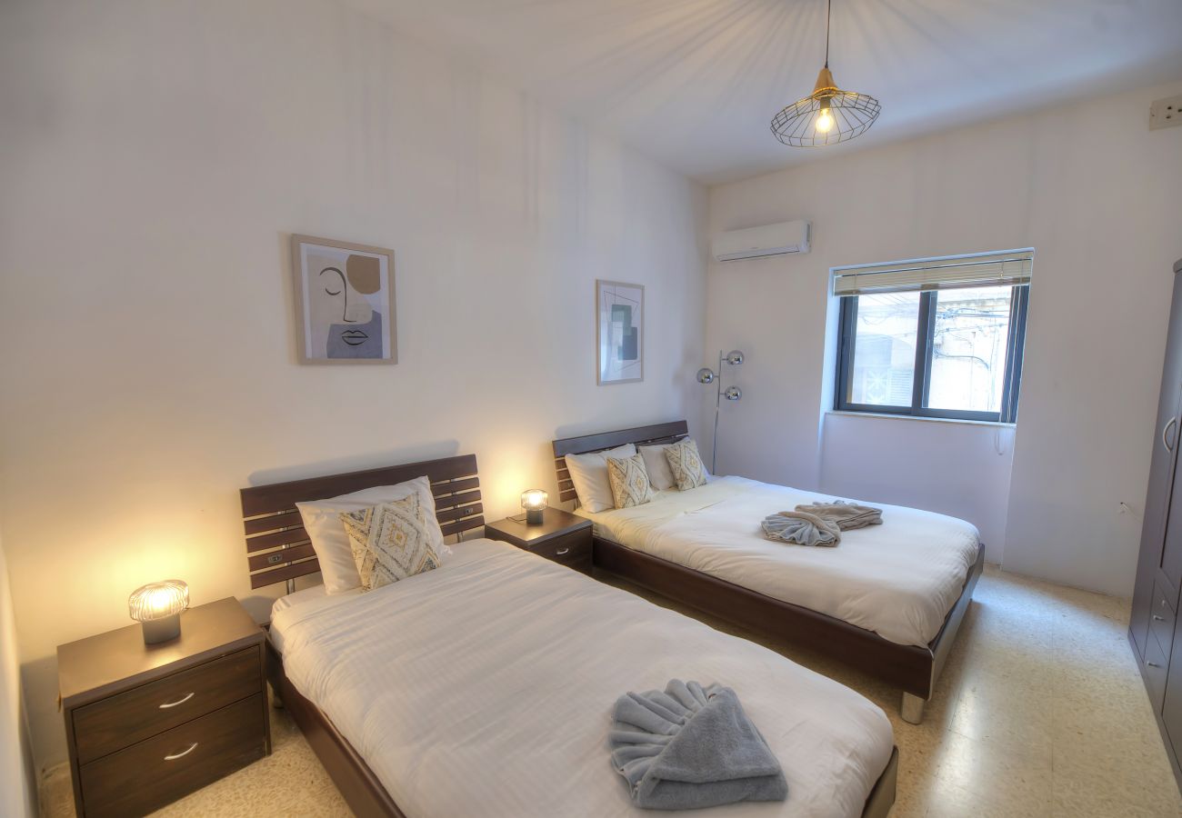 Apartamento en Sliema - Enormous 3bedroom seafront with balcony PDEH1-1