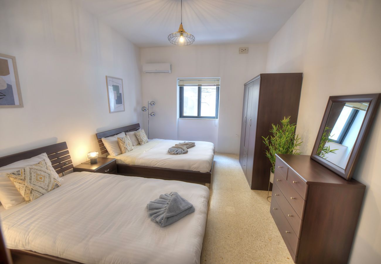 Apartamento en Sliema - Enormous 3bedroom seafront with balcony PDEH1-1