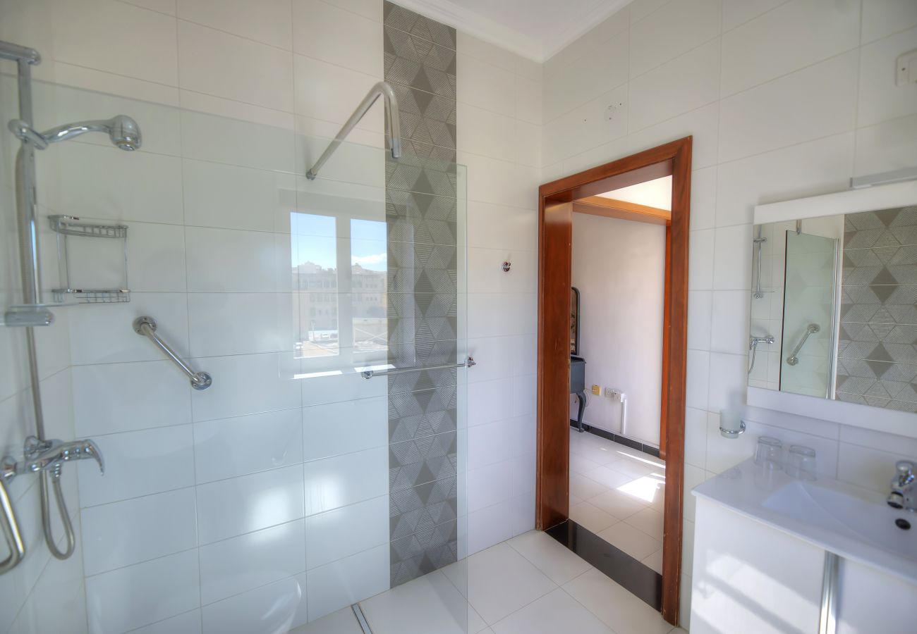Apartamento en Sliema - Beautifully furnished seafront 4 bedrooms GOSLM4