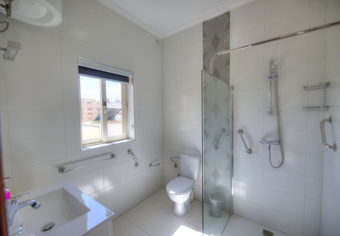 Apartamento en Sliema - Beautifully furnished seafront 4 bedrooms GOSLM4