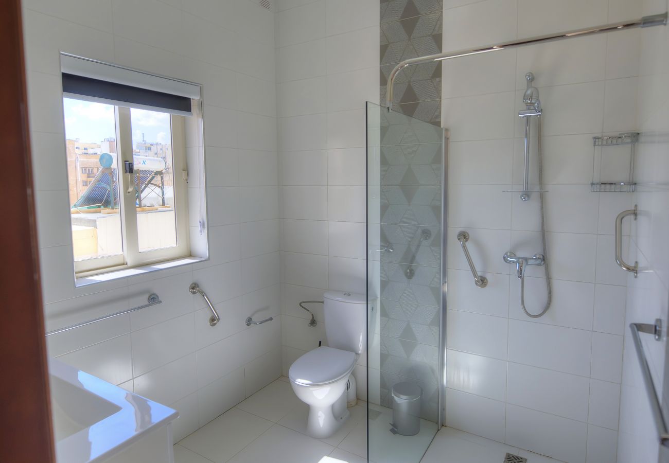 Apartamento en Sliema - Beautifully furnished seafront 4 bedrooms GOSLM4