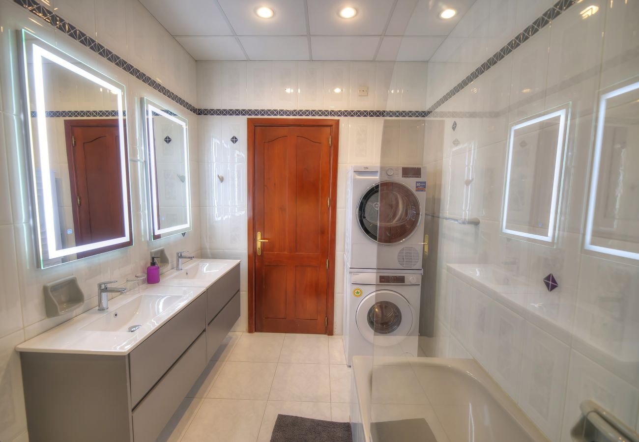 Apartamento en Sliema - Beautifully furnished seafront 4 bedrooms GOSLM4
