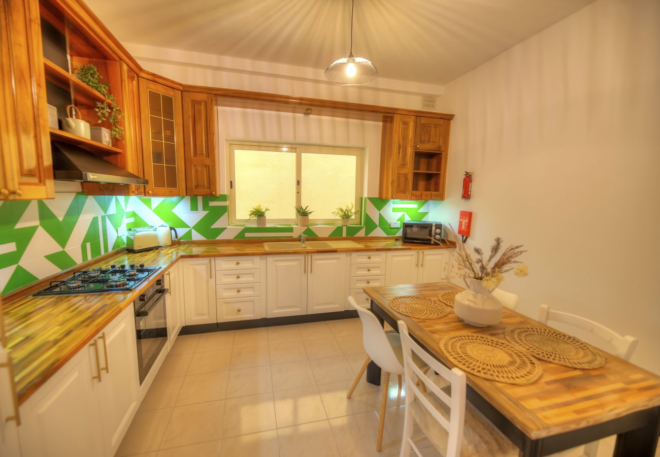 Apartamento en Sliema - Beautifully furnished seafront 4 bedrooms GOSLM4