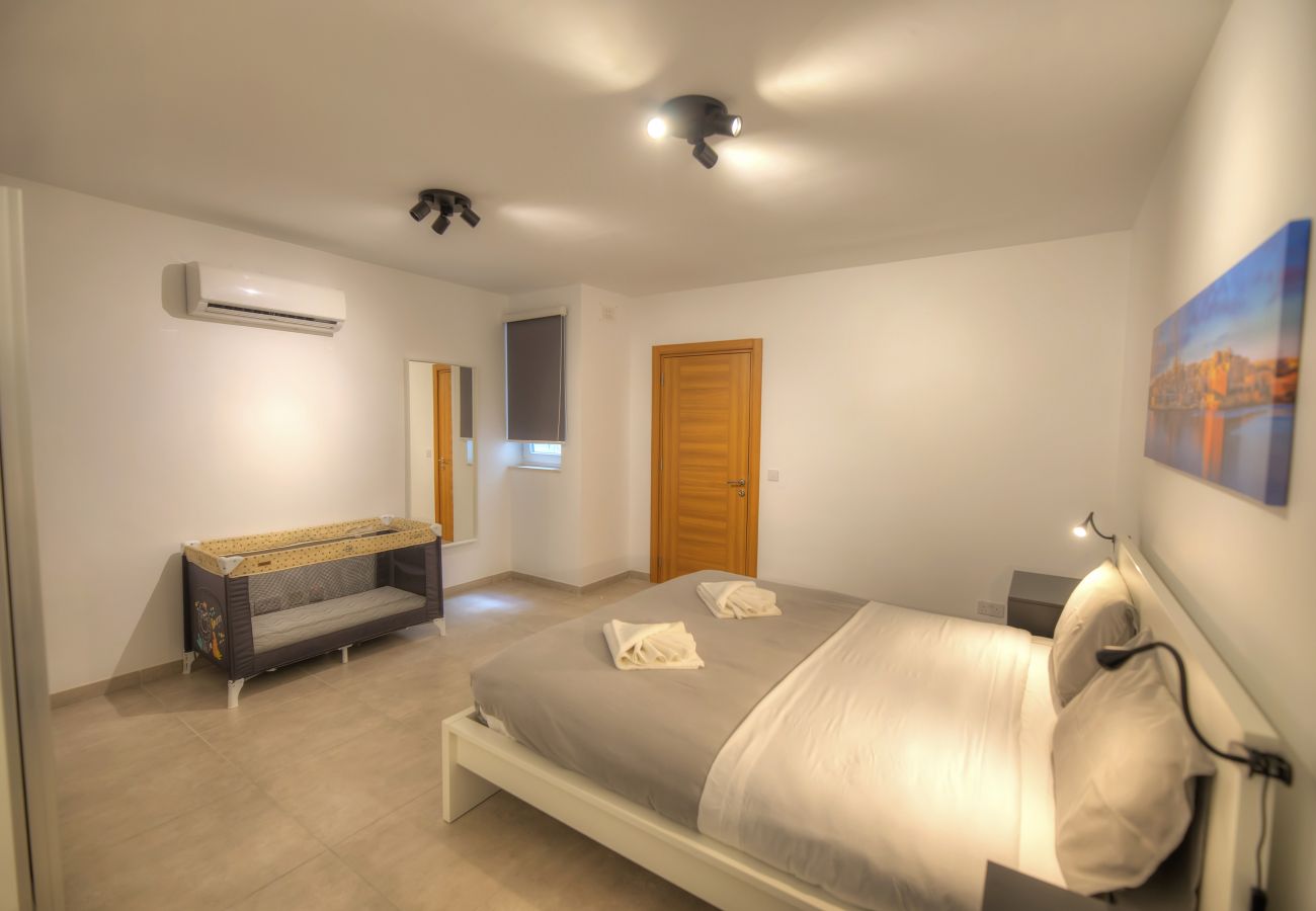 Apartamento en Swieqi - Spacious & Tastefully furnished 3 bedrooms RCUT1-1