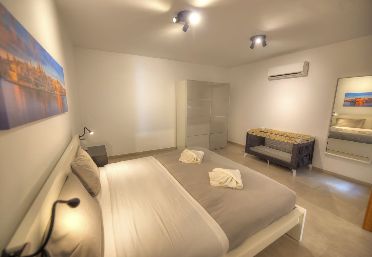 Apartamento en Swieqi - Spacious & Tastefully furnished 3 bedrooms RCUT1-1