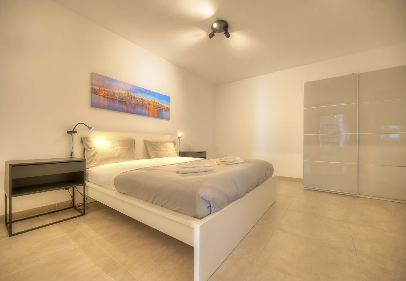 Apartamento en Swieqi - Spacious & Tastefully furnished 3 bedrooms RCUT1-1