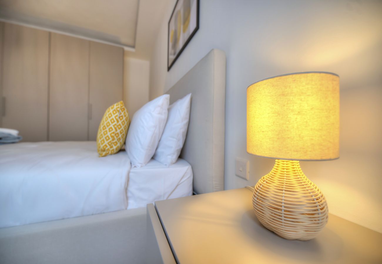 Apartamento en Sliema - Large & beautifully furnished 2 bedrooms ABON1-1