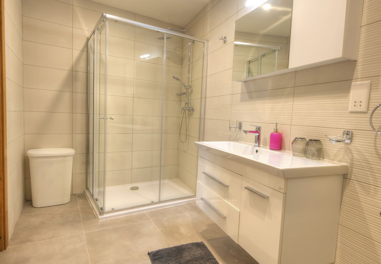 Apartamento en Sliema - Large & beautifully furnished 2 bedrooms ABON1-1