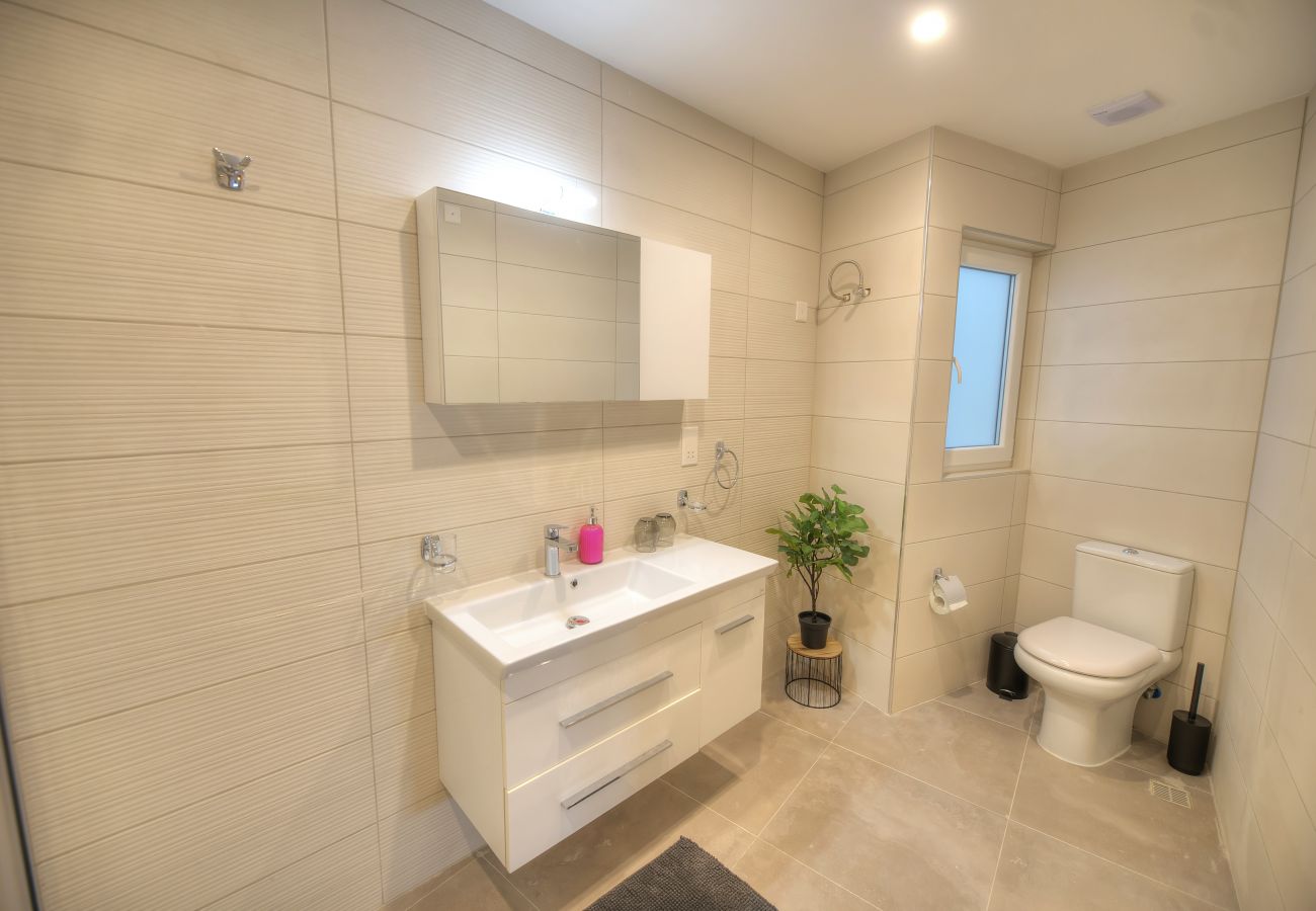 Apartamento en Sliema - Large & beautifully furnished 2 bedrooms ABON1-1