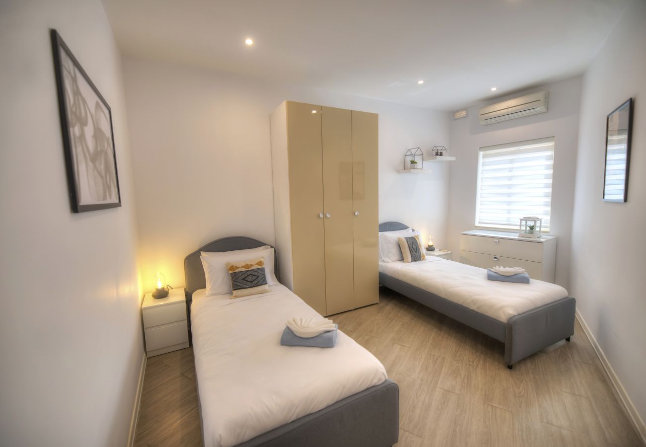 Apartamento en Sliema - Spacious 4 bedrooms with sea view balcony GOSLM-3