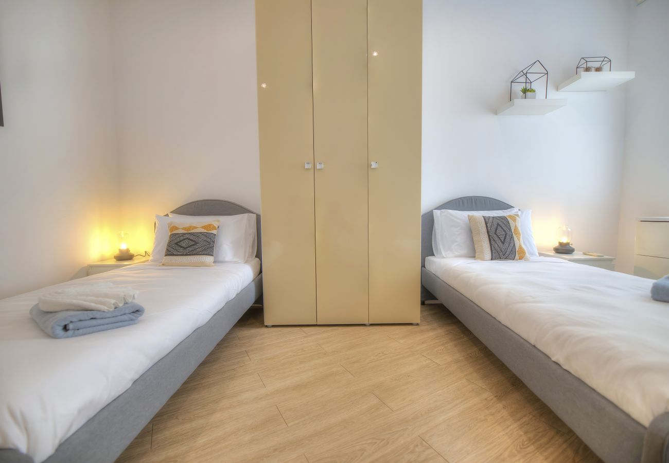 Apartamento en Sliema - Spacious 4 bedrooms with sea view balcony GOSLM-3