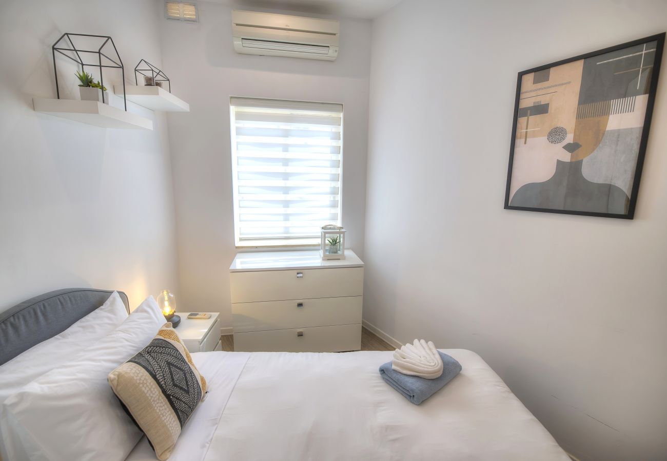 Apartamento en Sliema - Spacious 4 bedrooms with sea view balcony GOSLM-3