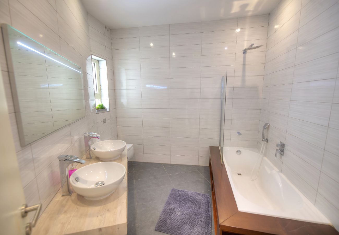 Apartamento en Sliema - Spacious 4 bedrooms with sea view balcony GOSLM-3