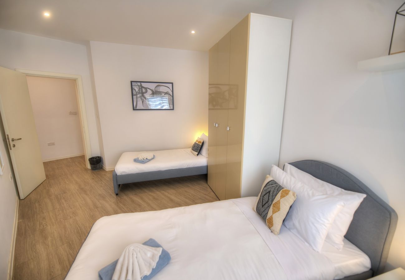 Apartamento en Sliema - Spacious 4 bedrooms with sea view balcony GOSLM-3