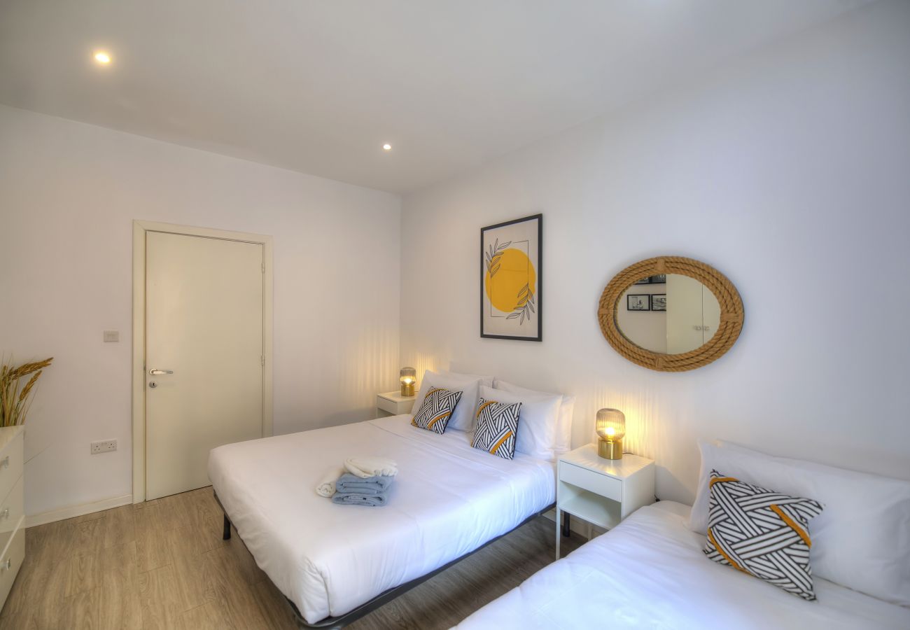 Apartamento en Sliema - Spacious 4 bedrooms with sea view balcony GOSLM-3
