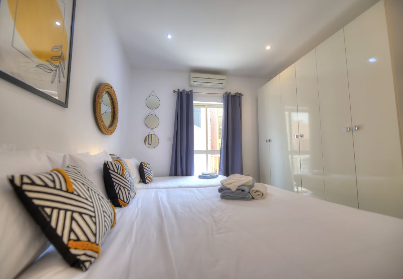 Apartamento en Sliema - Spacious 4 bedrooms with sea view balcony GOSLM-3