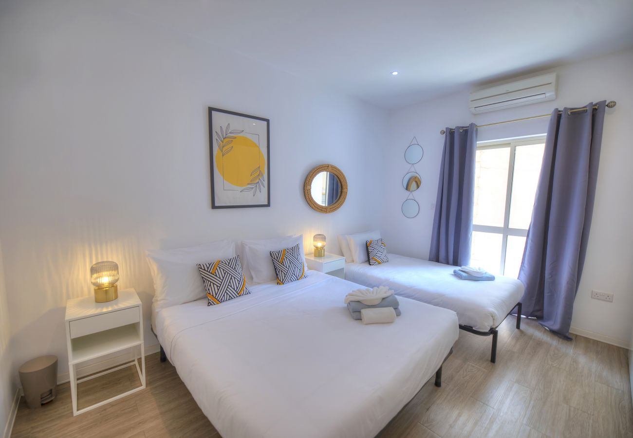 Apartamento en Sliema - Spacious 4 bedrooms with sea view balcony GOSLM-3