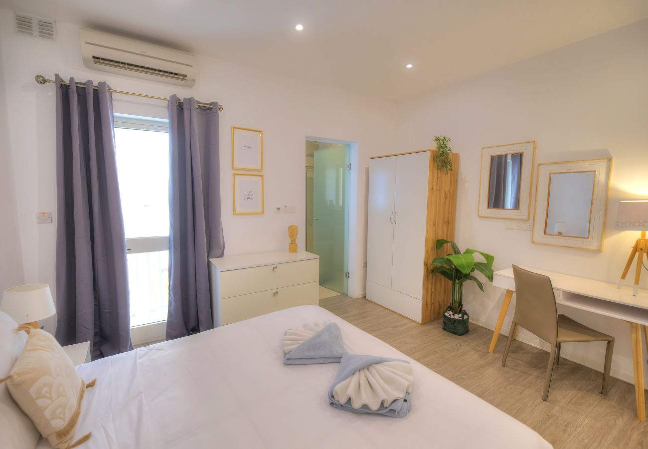 Apartamento en Sliema - Spacious 4 bedrooms with sea view balcony GOSLM-3