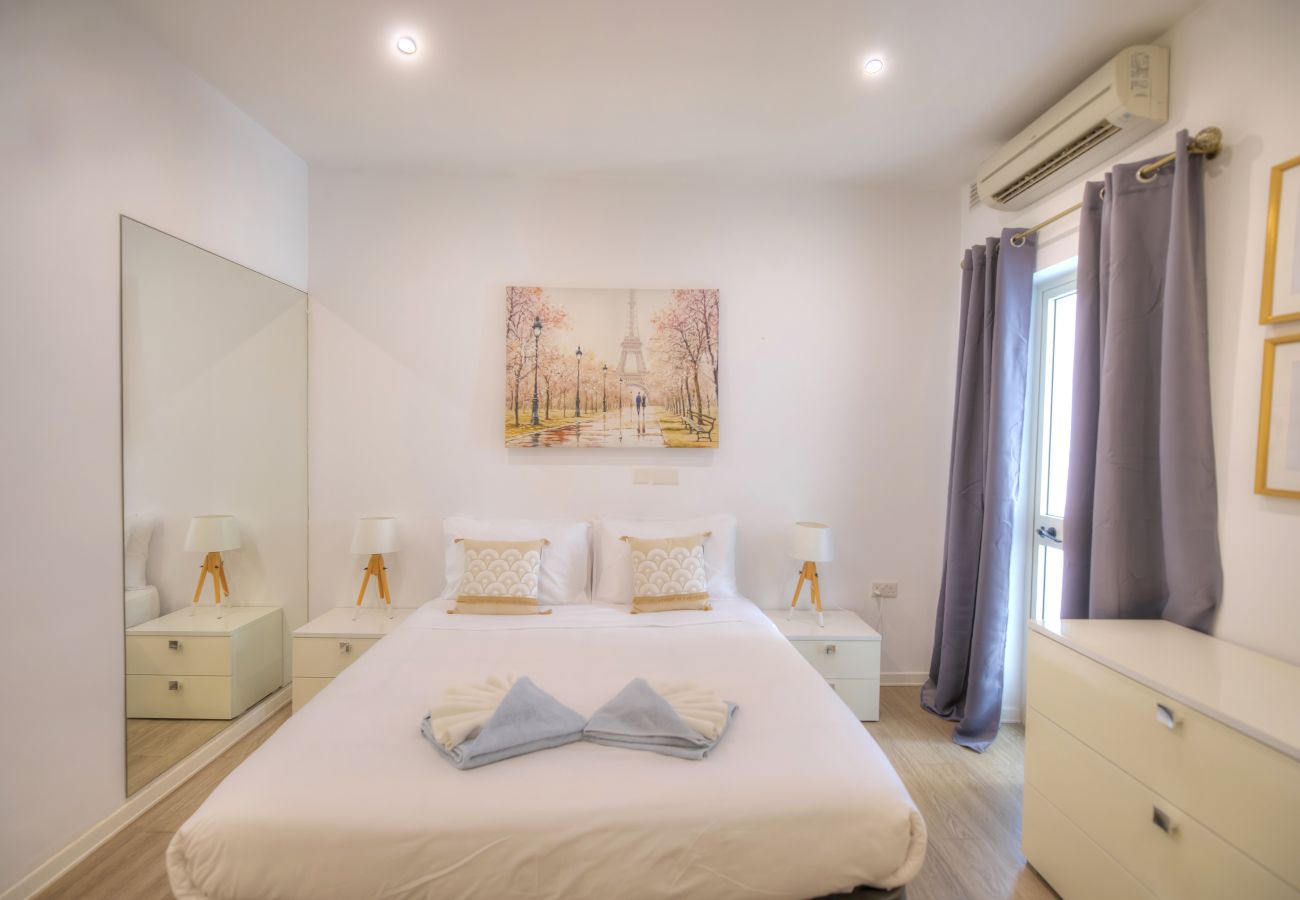 Apartamento en Sliema - Spacious 4 bedrooms with sea view balcony GOSLM-3