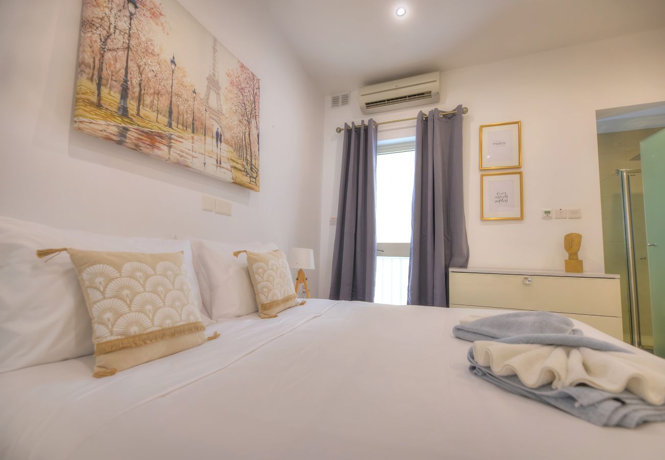 Apartamento en Sliema - Spacious 4 bedrooms with sea view balcony GOSLM-3