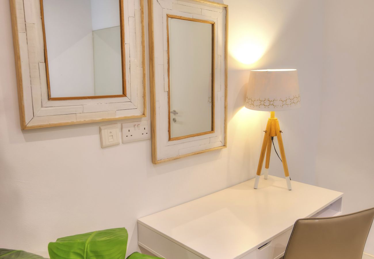Apartamento en Sliema - Spacious 4 bedrooms with sea view balcony GOSLM-3