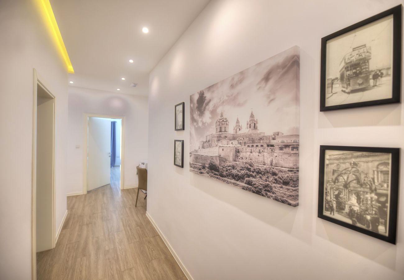 Apartamento en Sliema - Spacious 4 bedrooms with sea view balcony GOSLM-3
